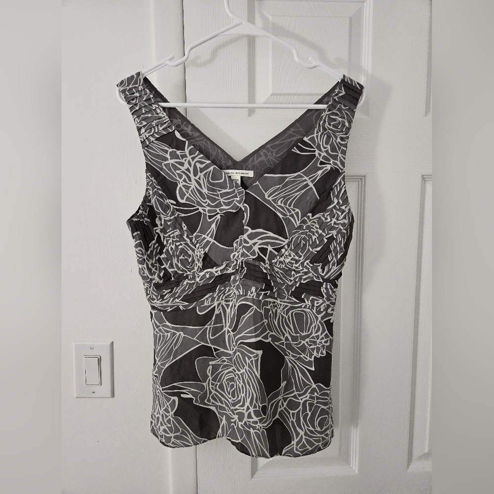 Banana Republic Gray and White Floral V-Neck Sleeveless Blouse, Size 8P